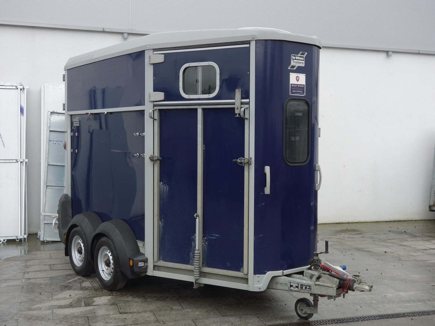 T09178: Used HB506 Deluxe Horsebox with S/Windows and W/Trims BLUE