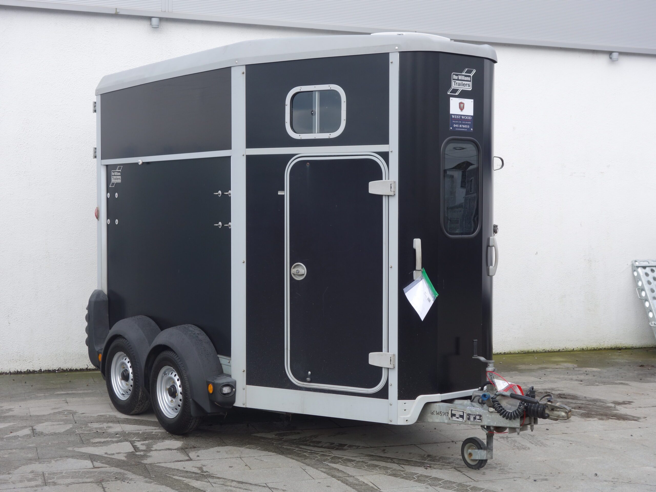 T09372: Used ( 2016 ) HB506 Deluxe Horsebox with S/Windows and W/Trims