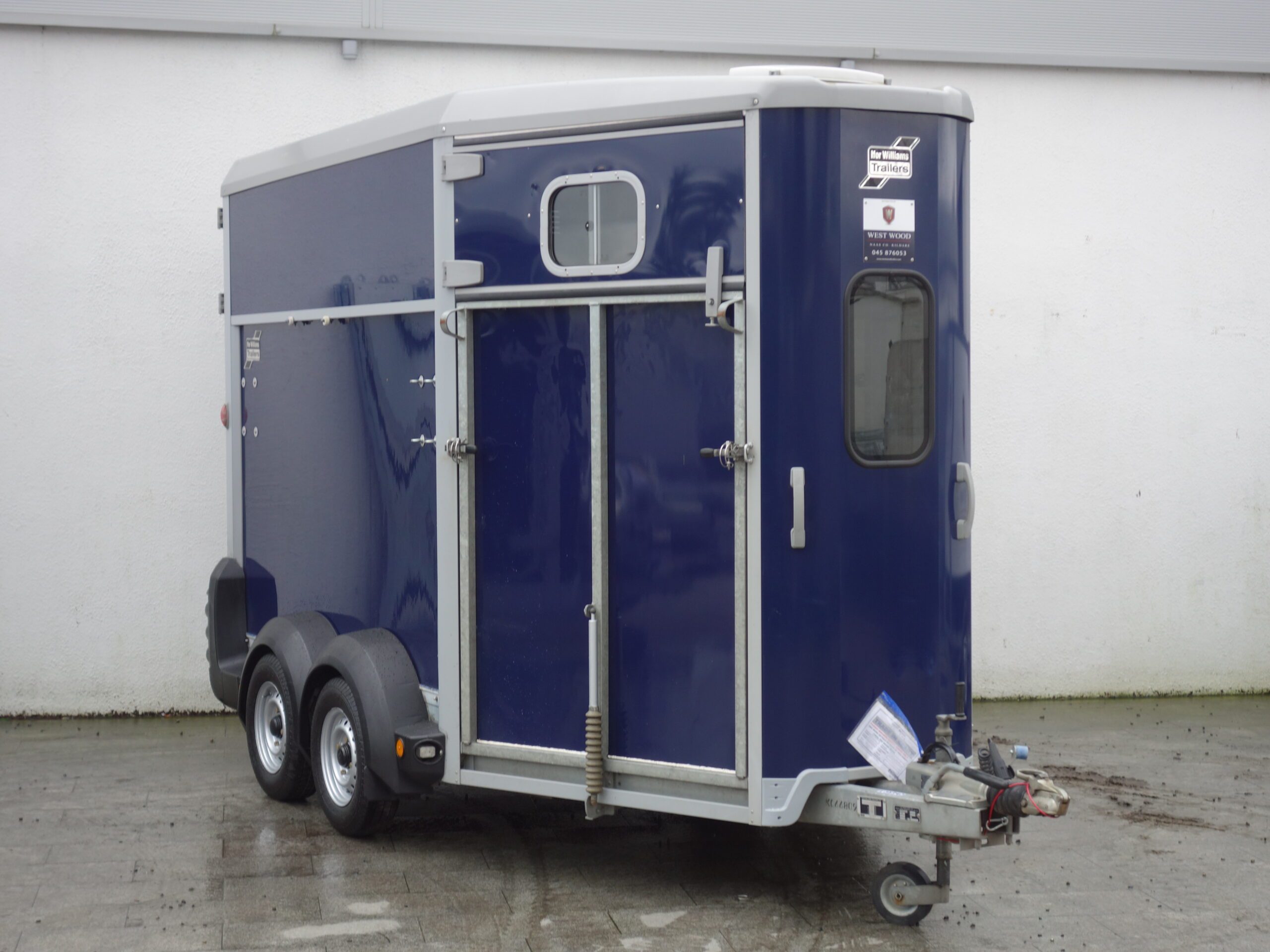 T08940: Used ( 2019 ) HB511 Large Horsebox with S/Windows and W/Trims BLUE
