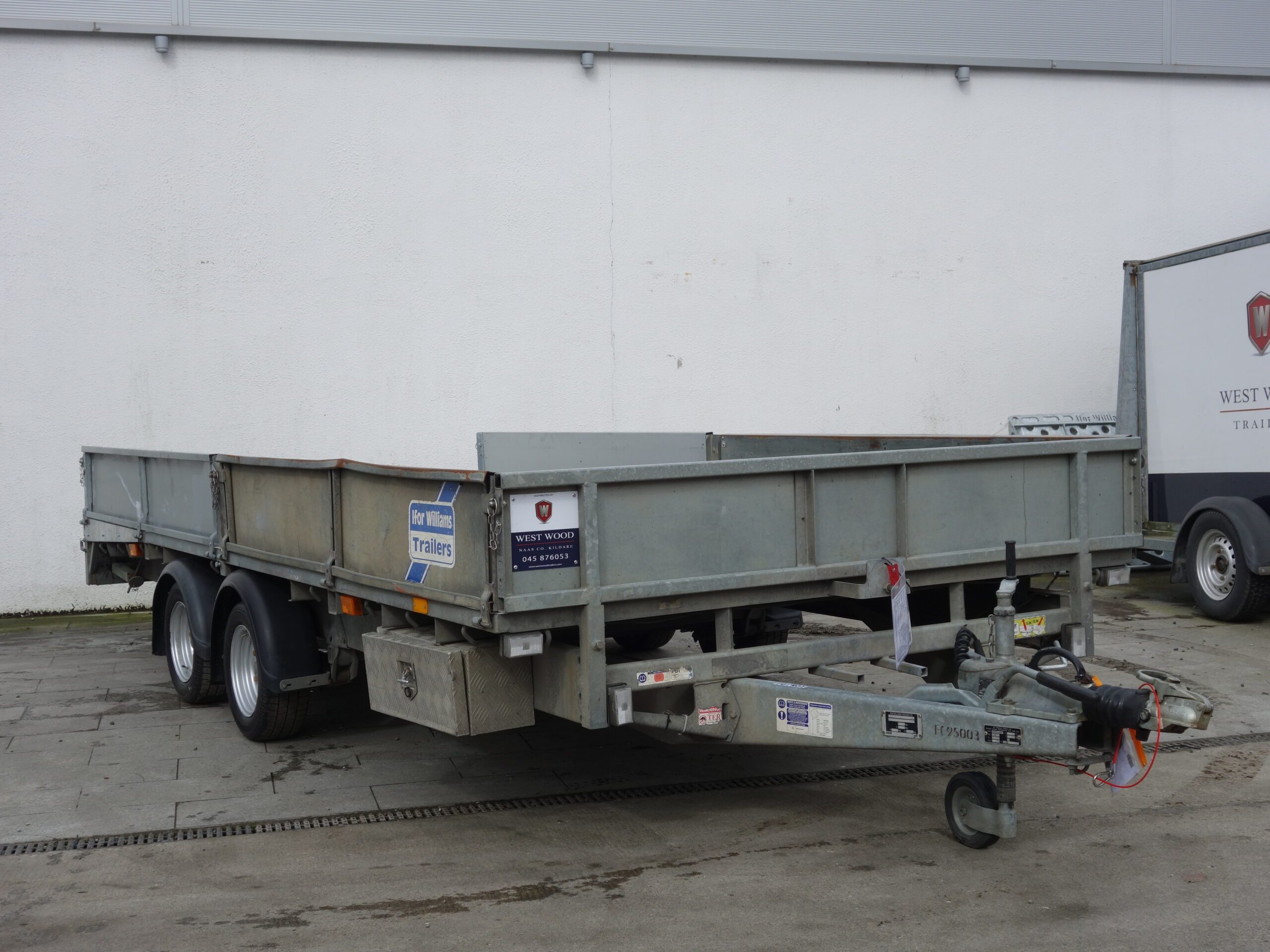 T07901: Used LM167B 16′ x 7’6″  Beavertail Twin Axle With Dropsides  with 6′ Alum Skids